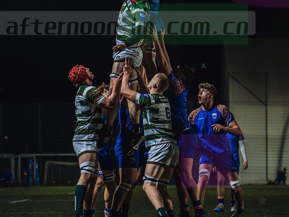 手绘示意图：手机屏幕上的星标收藏和一张赛后复盘订阅读片